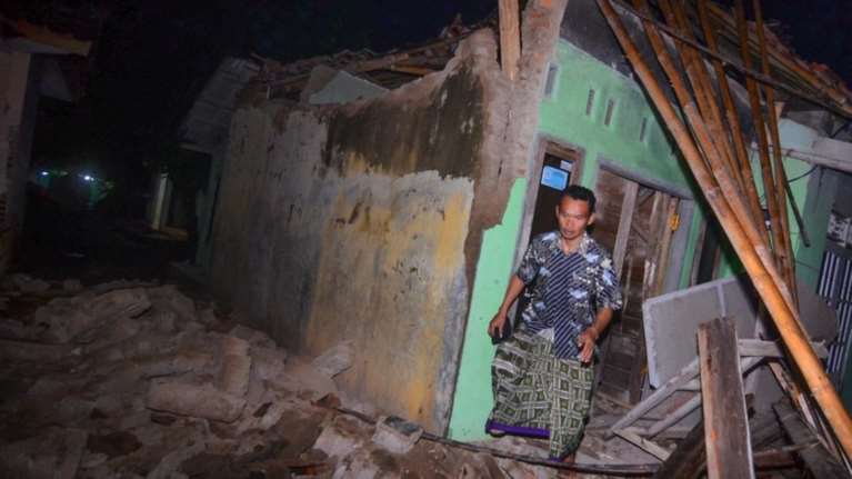 Ισχυρός σεισμός 6,5 ρίχτερ στην Ινδονησία-Νεκροί &amp; τραυματίες -vd