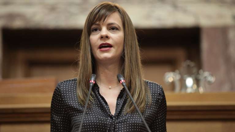 Ανακοίνωση Αχτσιόγλου: Εφάπαξ βοήθημα 400 ευρώ σε νέους ανέργους 18-24 ετών