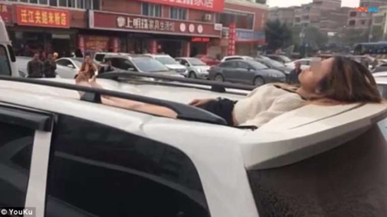 Απίστευτο: Γυναίκα στη Κίνα έπεσε από το 10ο όροφο... κι επέζησε (φωτό)