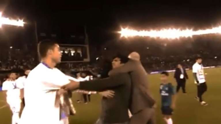 Πήγε να αγκαλιάσει τον Ρονάλντο, αλλά την ...πάτησε