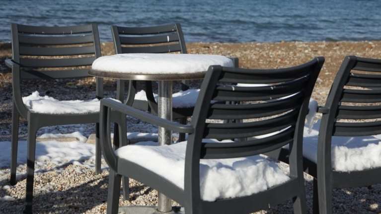 Ξεκινά βαρυχειμωνιά: Βροχές, καταιγίδες και χιόνια και στα ημιορεινά