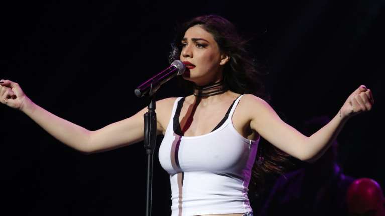 Με τζιν και κοντό μπλουζάκι η εγκυμονούσα Αδάμου πάνω στη σκηνή