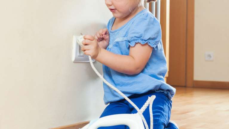 Τρίχρονο κοριτσάκι έπαθε ηλεκτροπληξία ενώ έπαιζε με πρίζα