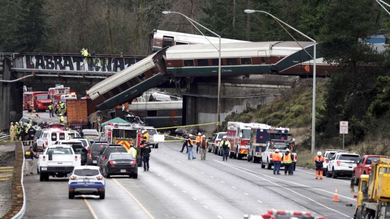 ΗΠΑ: Τρένο εκτροχιάστηκε πάνω από αυτοκινητόδρομο - Tουλάχιστον 3 νεκροί