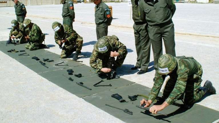 Μετά το σάλο κάνουν πίσω για τις αυξήσεις σε στρατιωτικούς