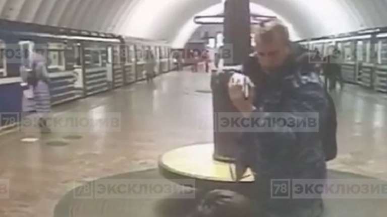 Μεθυσμένος υπάλληλος μετρό απειλεί με όπλο επιβάτη (ΒΙΝΤΕΟ)