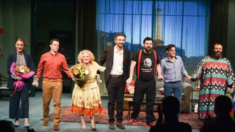 «Γδύστε τη μαμά!»: Μια σύγχρονη κωμωδία στο ΘΕΑΤΡΟΝ