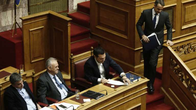 Σφοδρή κόντρα για τα μνημόνια, τους φόρους και τα success story