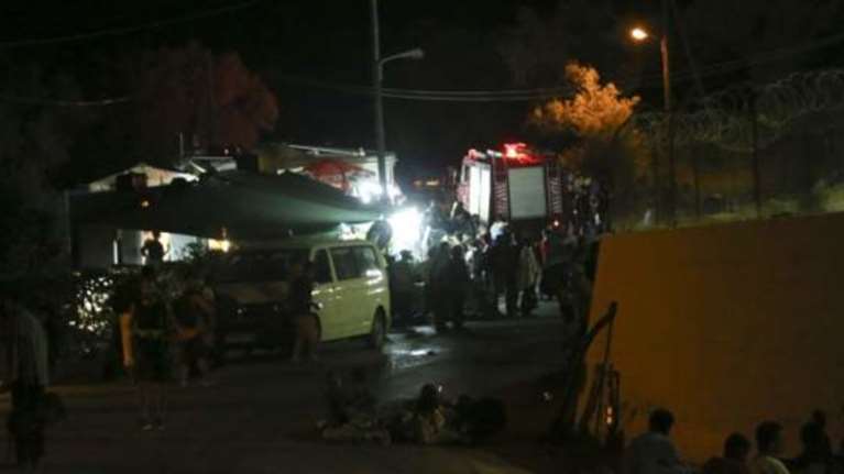 Μυτιλήνη: Σοβαρά επεισόδια με τραυματίες στον καταυλισμό της Μόριας -βίντεο