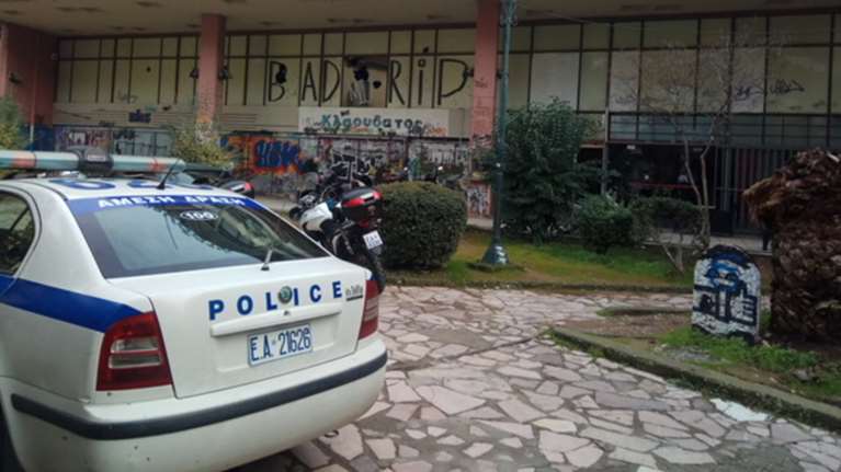 «Εκδρομή» Ρουβίκωνα στο Αγρίνιο με εισβολή στην εφορία