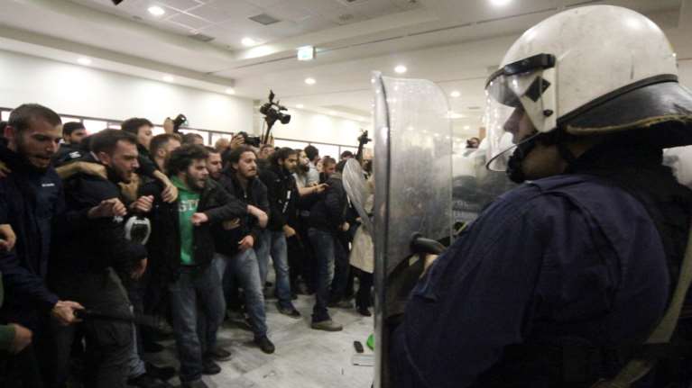 Αυτεπάγγελτη δίωξη και φυλάκιση σε όσους εμποδίζουν πλειστηριασμούς