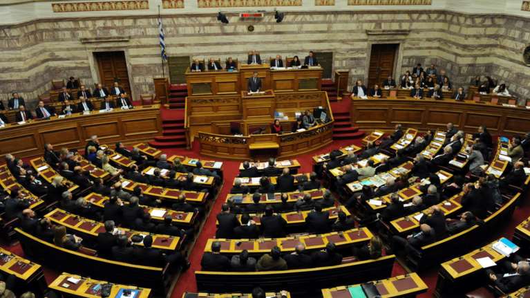 Υψηλοί τόνοι στη Βουλή για την τροπολογία των πλειστηριασμών