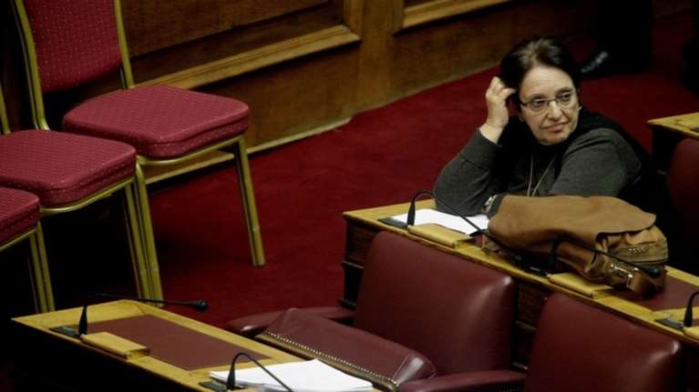 Η Αλέκα Παπαρήγα δεν έχει απλά τάμπλετ, παίζει και ...σταυρόλεξο