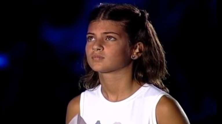 Το κοριτσάκι – σύμβολο των Ολυμπιακών Αγώνων του 2004 είναι μια κούκλα!