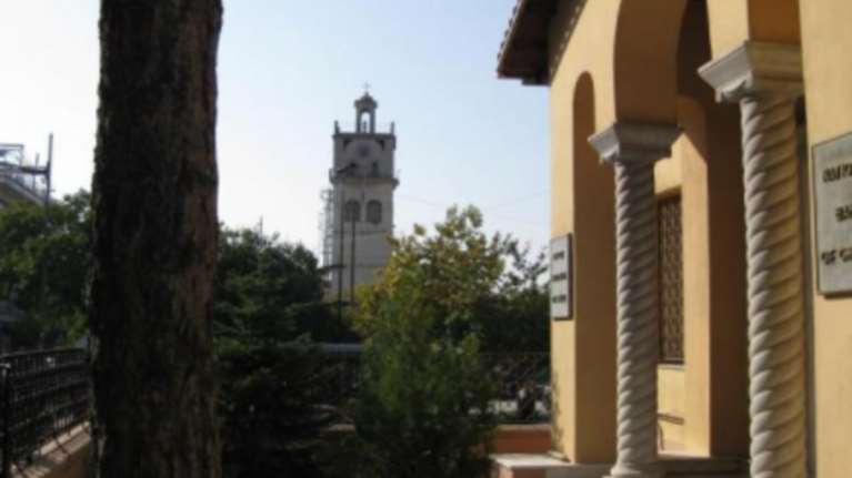 Απίστευτο! Ανδρας εισέβαλε σε τράπεζα της Κοζάνης και ξεγυμνώθηκε