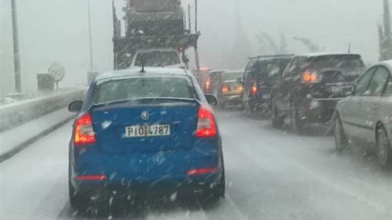 Χάος στην εθνική οδό Αθηνών - Λαμίας, δίπλωσαν νταλίκες