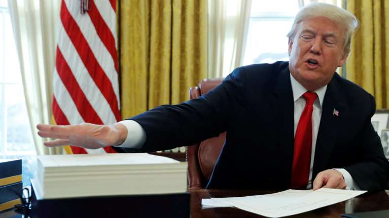 O Tραμπ υπέγραψε το φορολογικό νομοσχέδιο