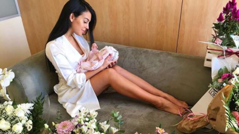 Η σύντροφος του Ρονάλντο μάς παρουσιάζει την κόρη τους, Αλάνα