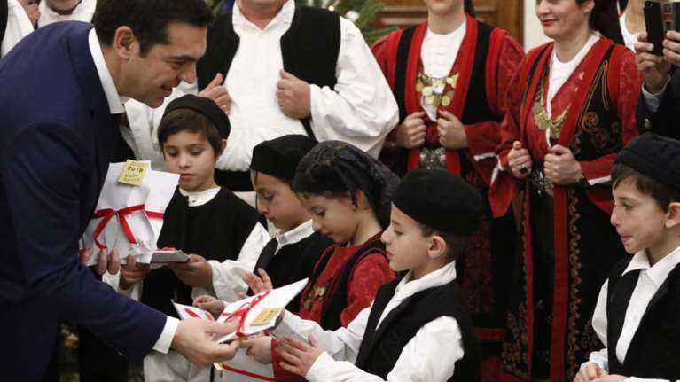 Μαθητές έψαλλαν τα κάλαντα στον Τσίπρα-ζήτησε &amp; «παραδοσιακά»