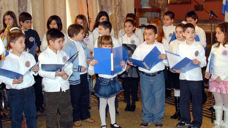 Κάλαντα, τραγούδια και παραδοσιακοί χοροί γέμισαν το εντευκτήριο της Βουλής