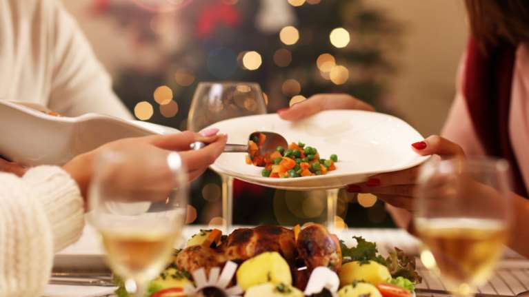 Έξυπνα διατροφικά τρικ για να μην παχύνουμε τις ημέρες των γιορτών