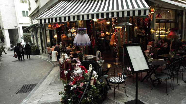 Ανοικτά τα καταστήματα για τις τελευταίες αγορές των Χριστουγέννων