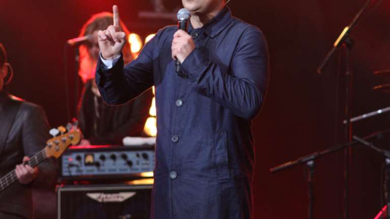 Ποιος διάσημος τραγουδιστής ευχήθηκε για τα Χριστούγεννα γυμνός;