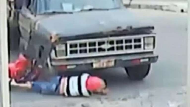 Φορτηγάκι πατά μοτοσικλετιστή και αυτός διασώζεται με μώλωπες! (ΒΙΝΤΕΟ)