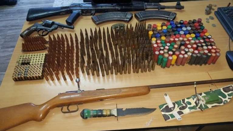 Ηράκλειο: Αρχαία νομίσματα και όπλα βρέθηκαν σε αστυνομική έφοδο σε σπίτι