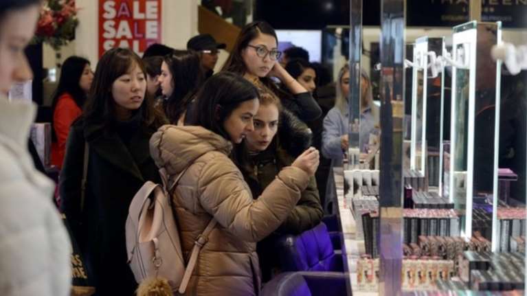 DW: Υπερχρέωση των Βρετανών με κάρτες τις γιορτές