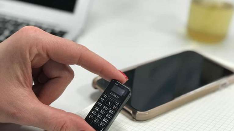 Αυτό είναι το μικρότερο κινητό στον κόσμο και στοιχίζει...