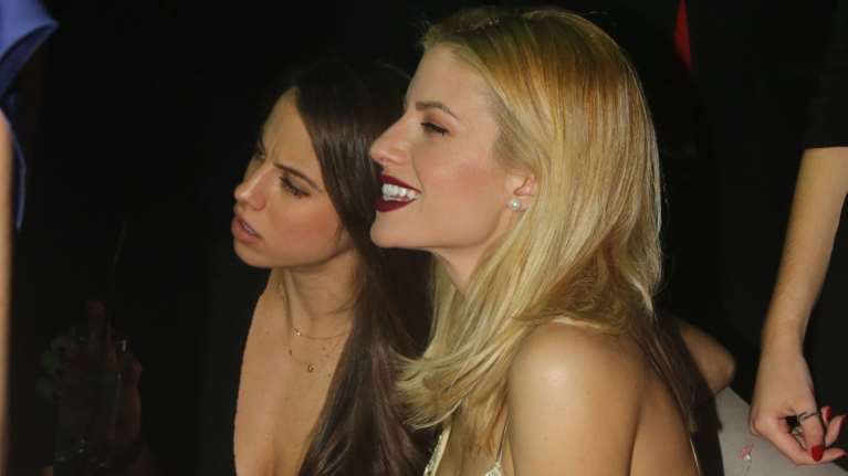 Η Αραβανή βγήκε με την όμορφη αδελφή της και την έραναν με λουλούδια [φωτο]