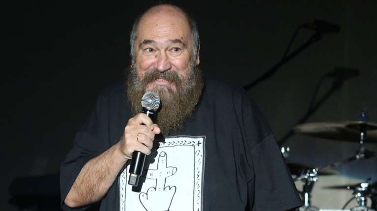 Επιστρέφει στη σκηνή ο Τζίμης Πανούσης. Αναβλήθηκε ο...αιφνίδιος θάνατος