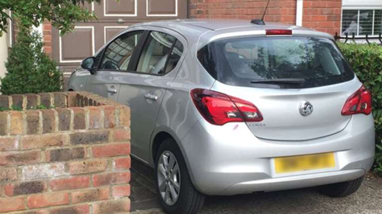 800€ το μήνα πληρώνουν στο Λονδίνο για να παρκάρουν στα ...πεζοδρόμια