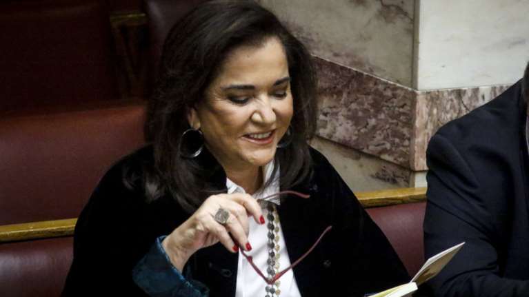 Η Ντόρα απαντά στον Καμμένο με το...λεξικό του Μπαμπινιώτη