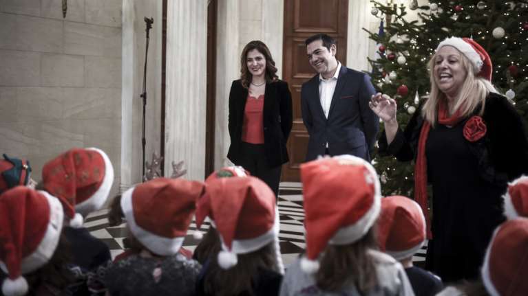 Κάλαντα στο Μαξίμου με ατάκα ...φωτιά Τσίπρα για Μπέτυ