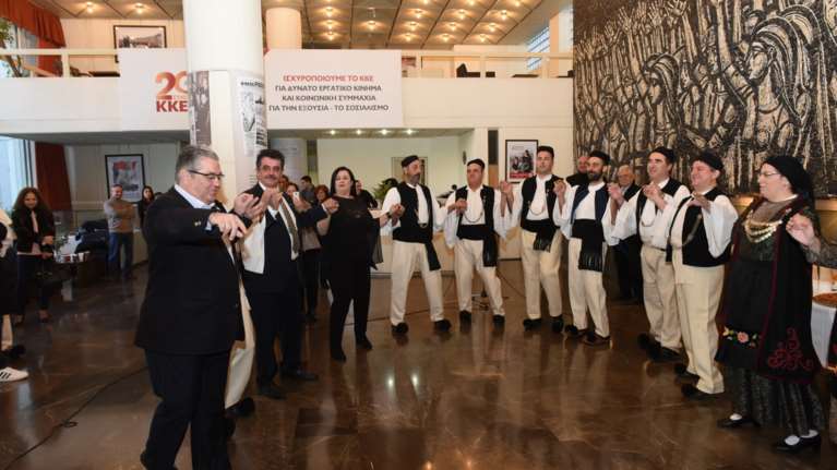 Δεν αντιστάθηκε στο κλαρίνο ο Δ.Κουτσούμπας, και έσυρε το χορό φωτο &amp; vίdeo