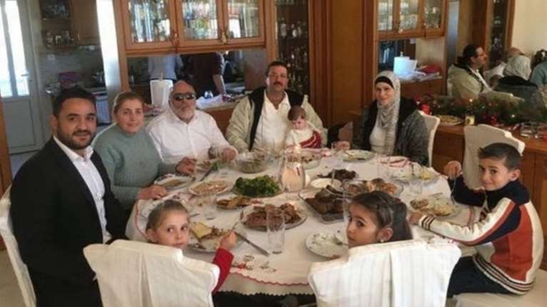 Γιορτινό τραπέζι σε πολυμελή οικογένεια προσφύγων από τον Π. Κουρουμπλή