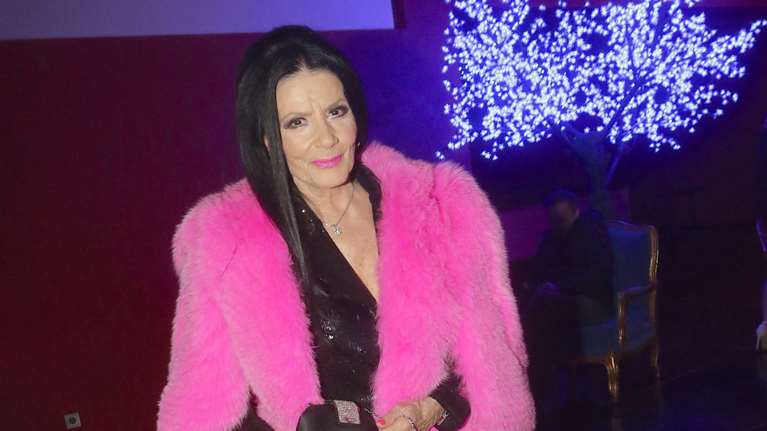Η Σαπουντζάκη υποδέχτηκε τον 85ο χρόνο της ζωής της με ροζ γούνα &amp; 12ποντα