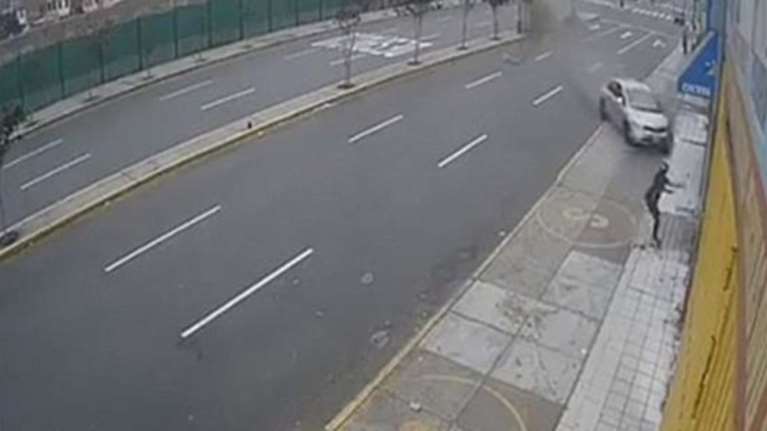 Βίντεο σοκ: Αυτοκίνητο εκτός ελέγχου πετάει γυναίκα στον αέρα