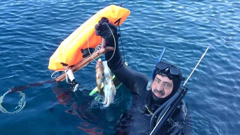 Πρωτοχρονιά με ...ψαροντούφεκο στη Μακρόνησο για τον Πολάκη