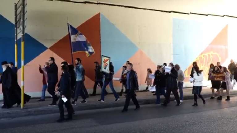 Καμία σωτηρία: Έκαναν αγιασμό και πορεία κατά του αγάλματος στο Π. Φάληρο