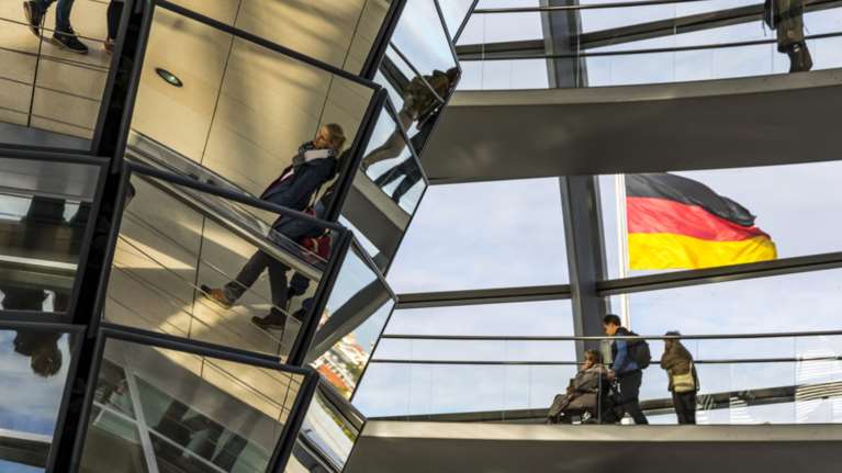 Νέο ιστορικό χαμηλό για την ανεργία στη Γερμανία, έπεσε στο 5,5%