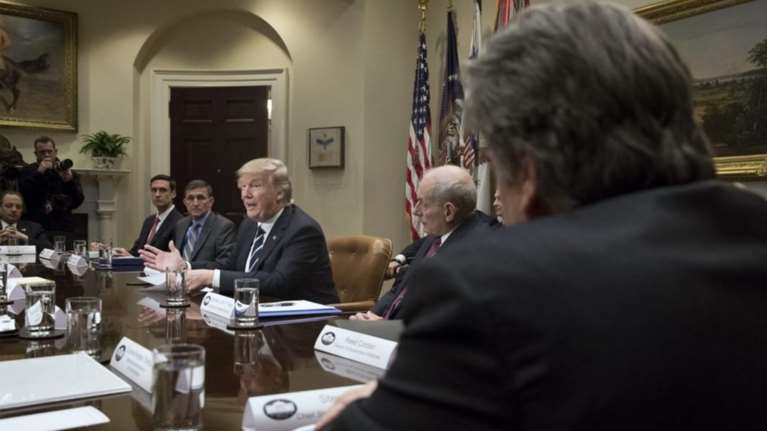 Μπάνον κατά Τραμπ Jr: Προδοσία οι συναντήσεις με τους Ρώσους