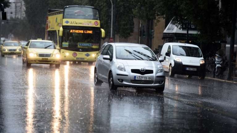 Προβλήματα στους δρόμους της Αθήνας από τη βροχή