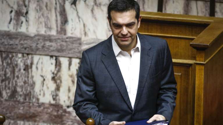 FT: Ο «ριζοσπάστης» Τσίπρας και η παράδοση στους δανειστές