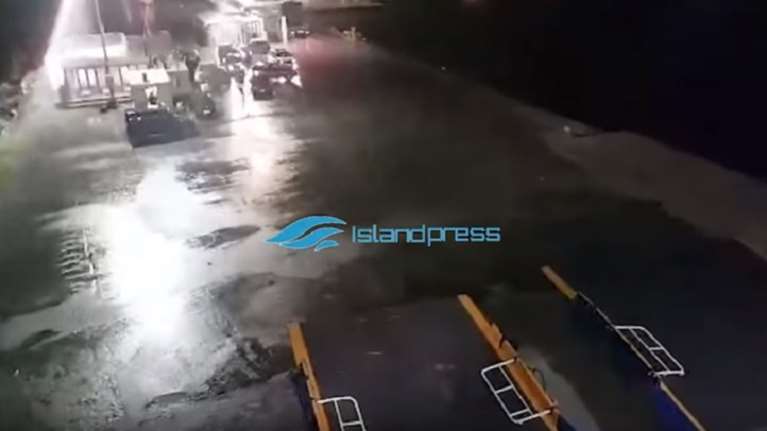 Μάχη με τα εννέα μποφόρ για να δέσει το Blue Star Delos