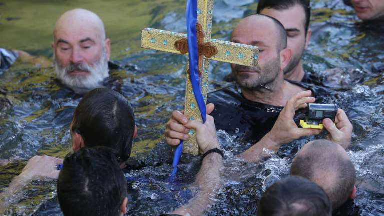 ΟΥΚάδες βούτηξαν στον Πειραιά για τον Τίμιο Σταυρό (ΦΩΤΟ)