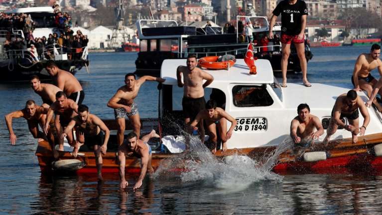 Χιλιάδες πιστοί στο Οικουμενικό Πατριαρχείο για τα Θεοφάνεια -Εικόνες