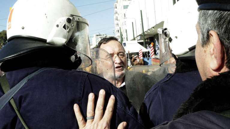 Ενταση με μέλη της ΛΑΕ και τα ΜΑΤ στον Πειραιά (ΦΩΤΟ)